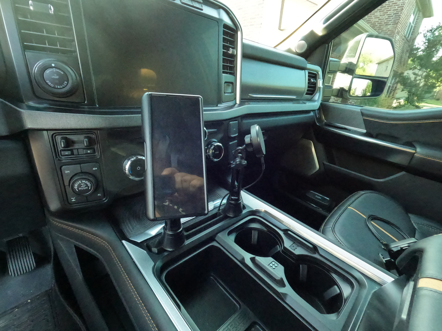 Dual-Side Rotating Phone Mount – Extendable with Charging Options